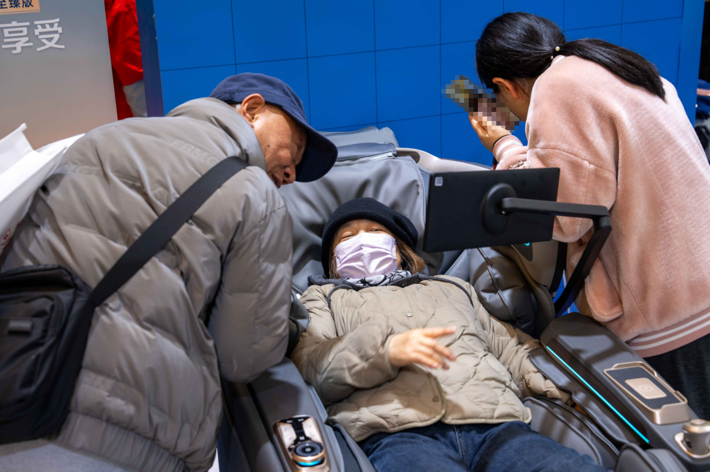 在AWE躺了30分钟,我终于懂了什么叫实力派AI按摩机器人