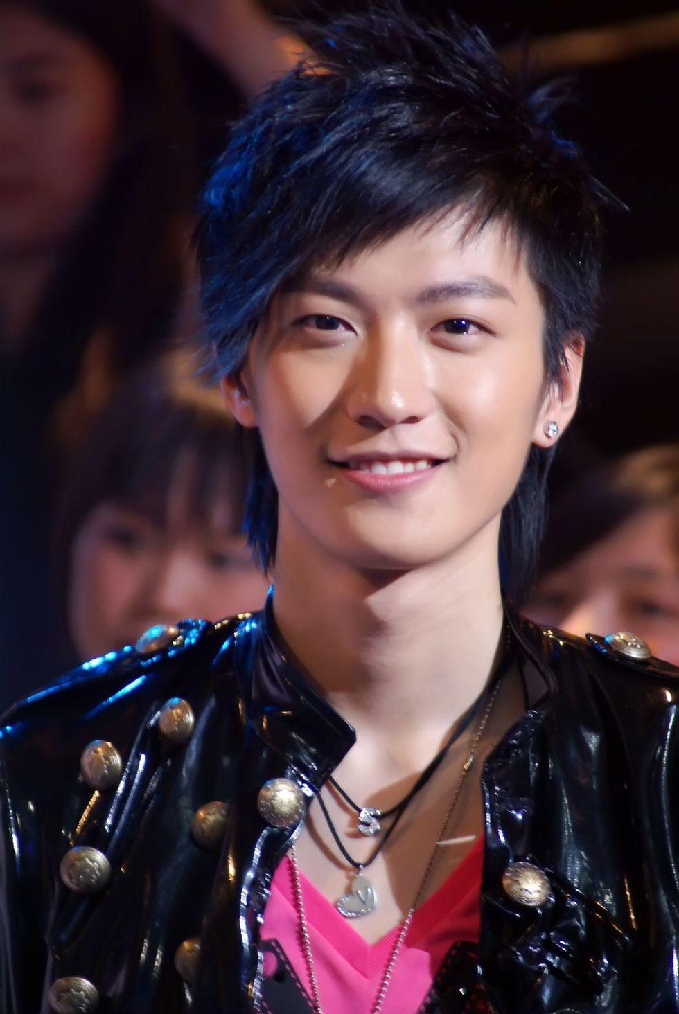 乔任梁笑的时候有多好看? - 知乎