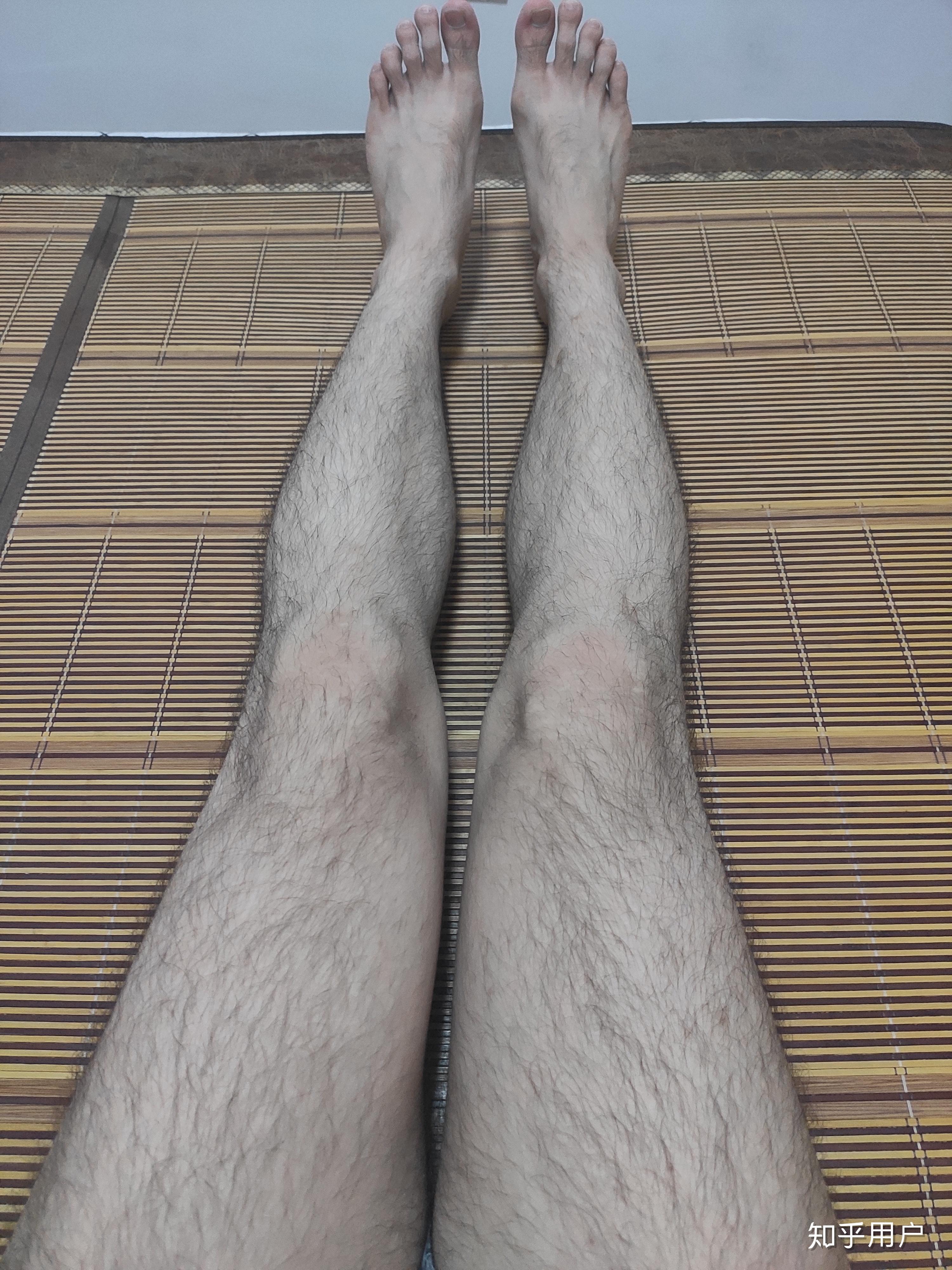 男人大腿腿毛图片