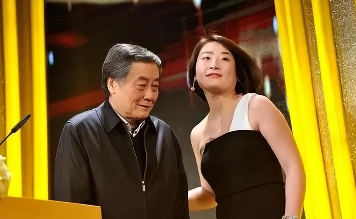 宗庆后逝世42岁宗馥莉遭全网催婚王健林犬子配不上她