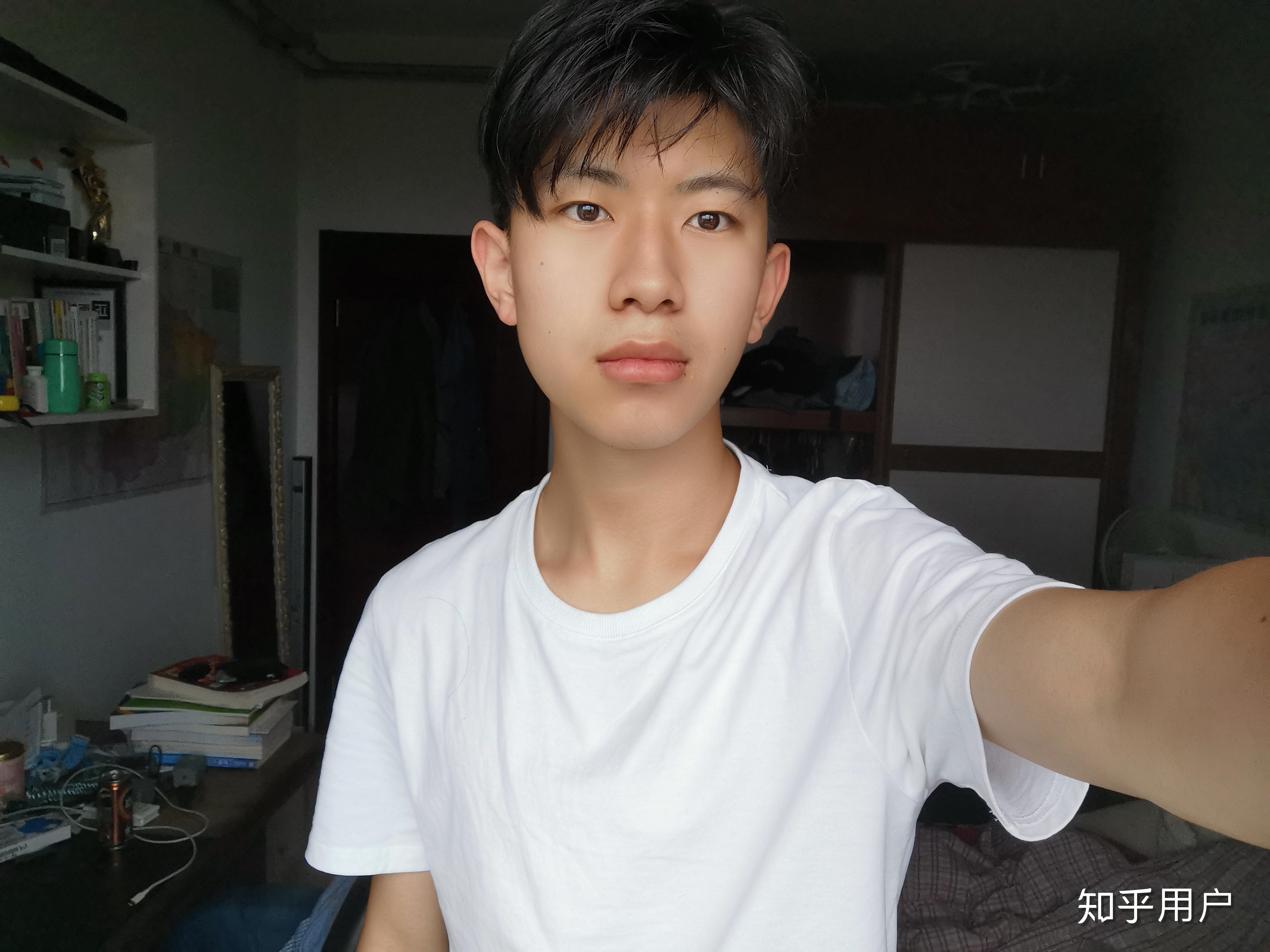 厚嘴唇男生该如何打扮