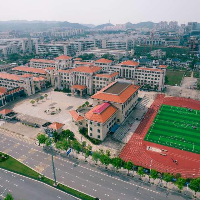 为什么国内的大学越来越高中化了?