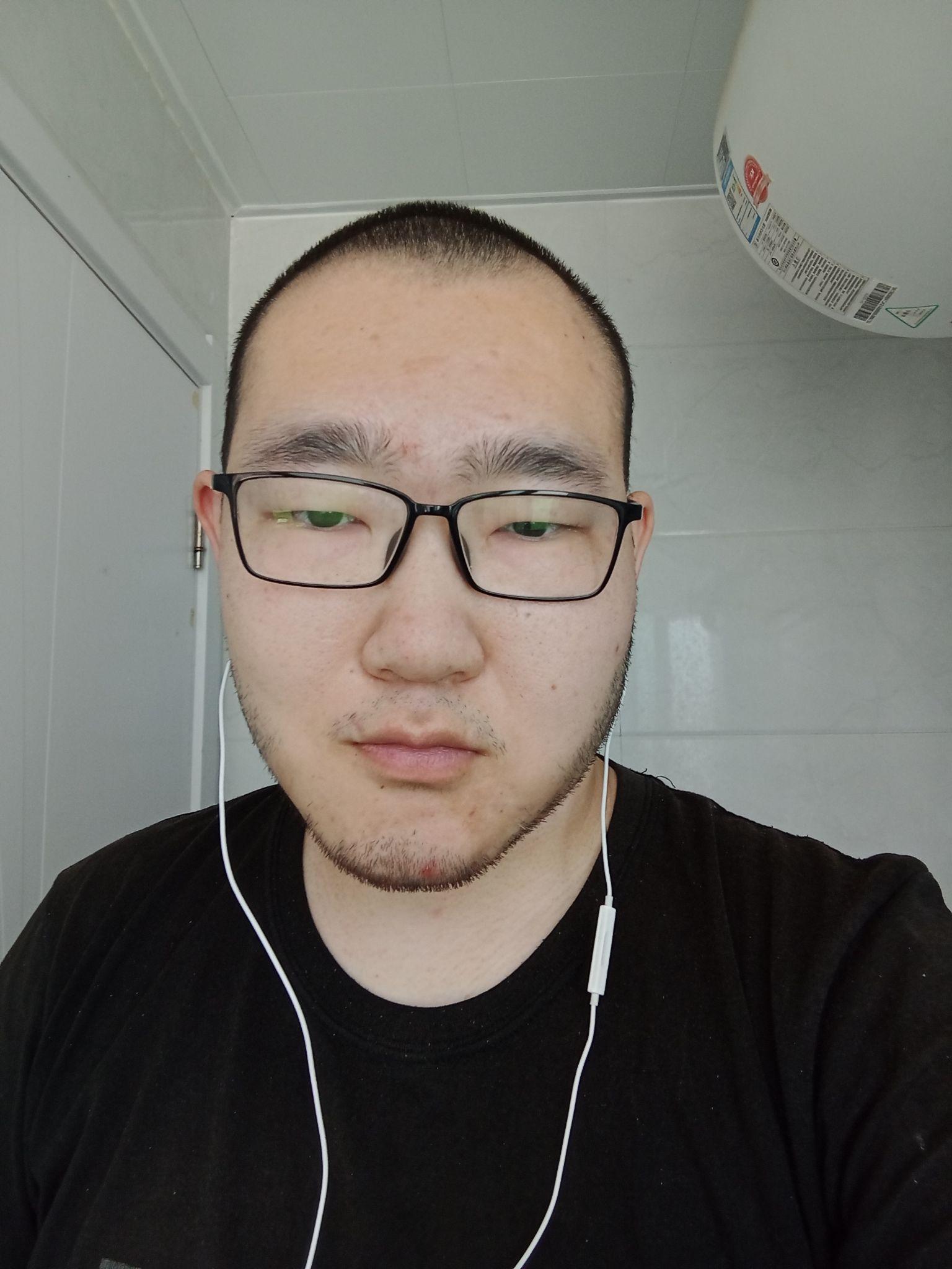有没有长得丑的男生照片分享一下.我想知道什么样算丑 ?