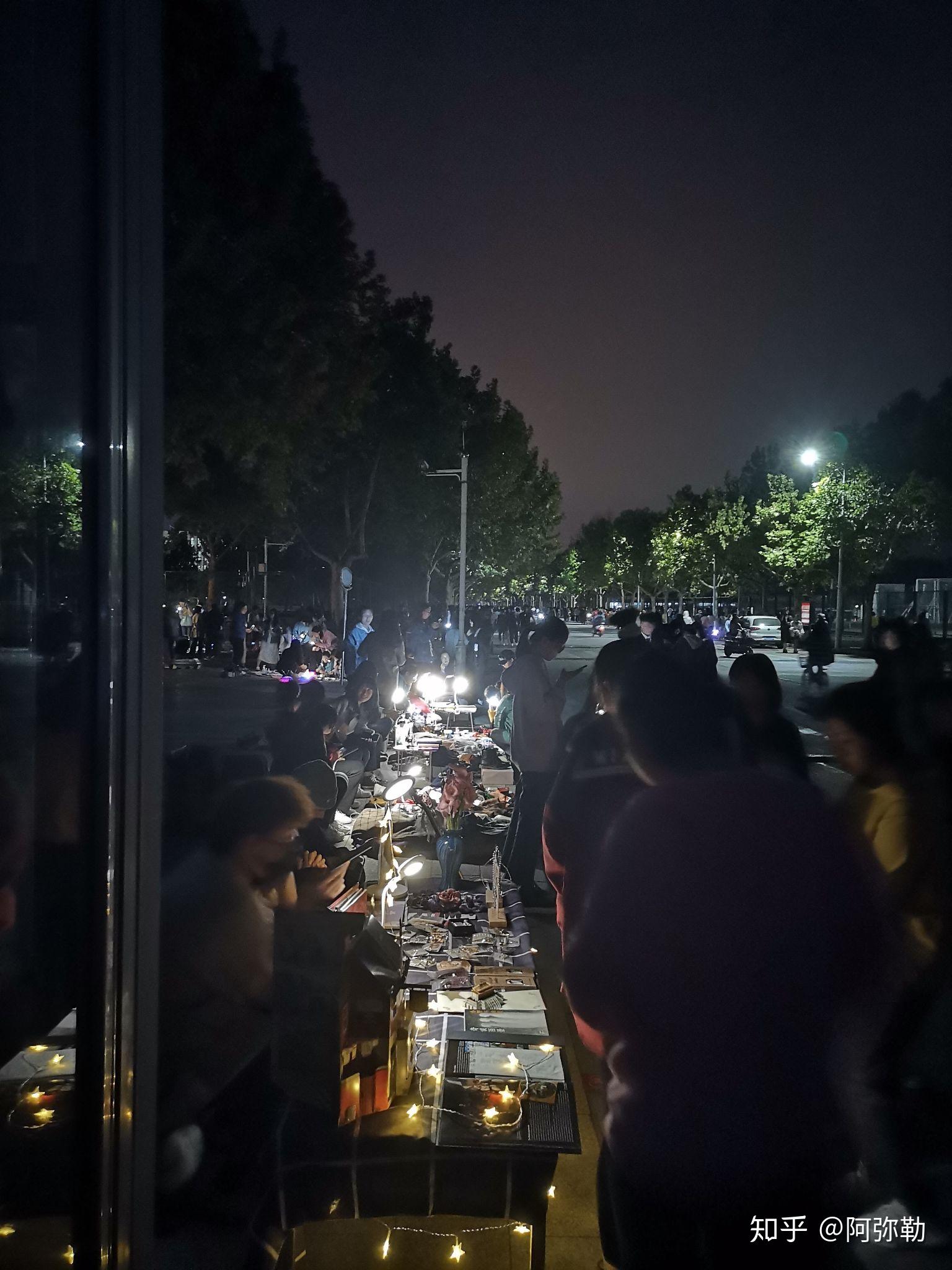 河北经贸大学夜景图片