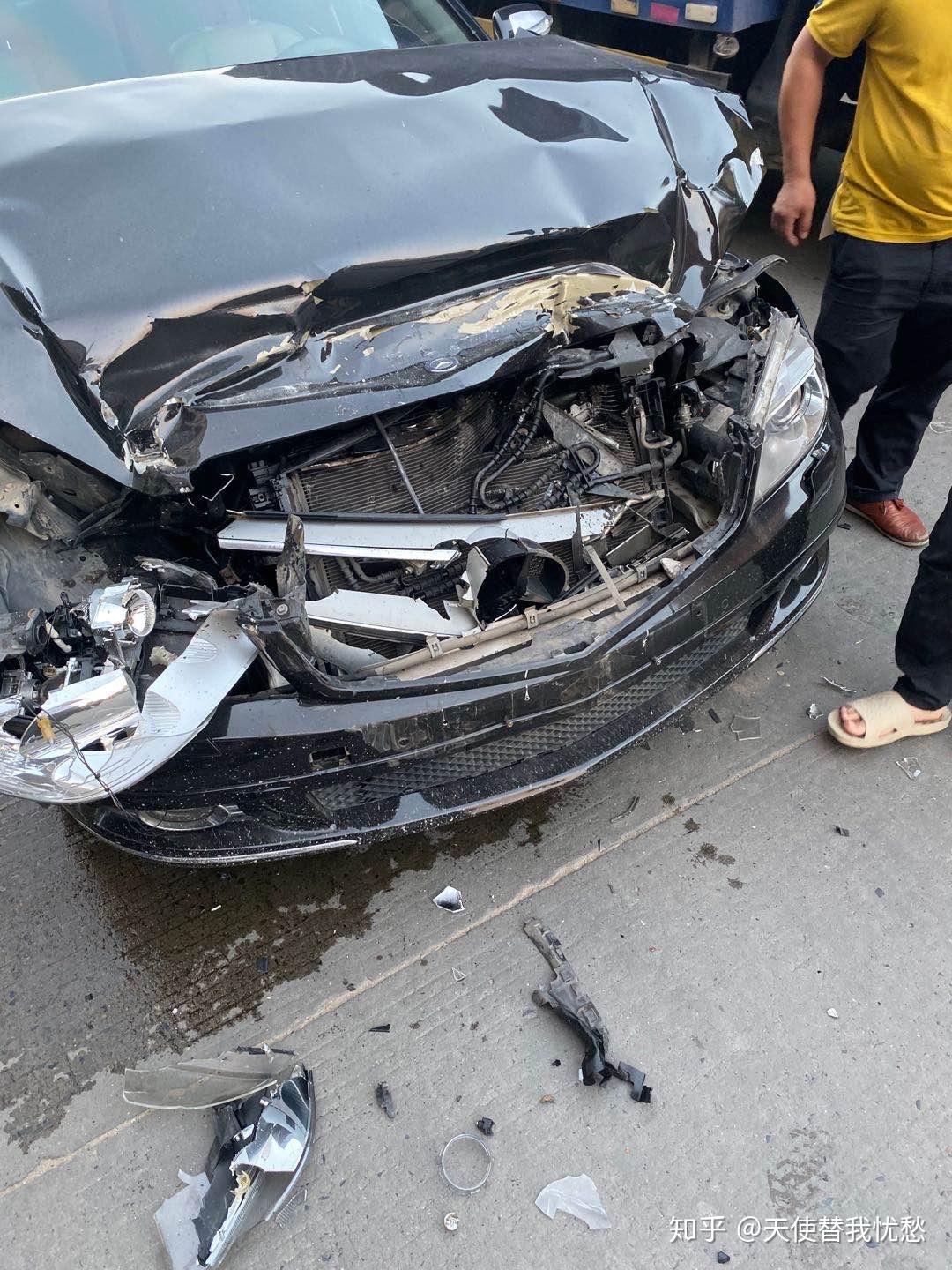 撞到一辆奔驰e200还是e300,我全责,对面不愿意走保险,我大概要赔多少?