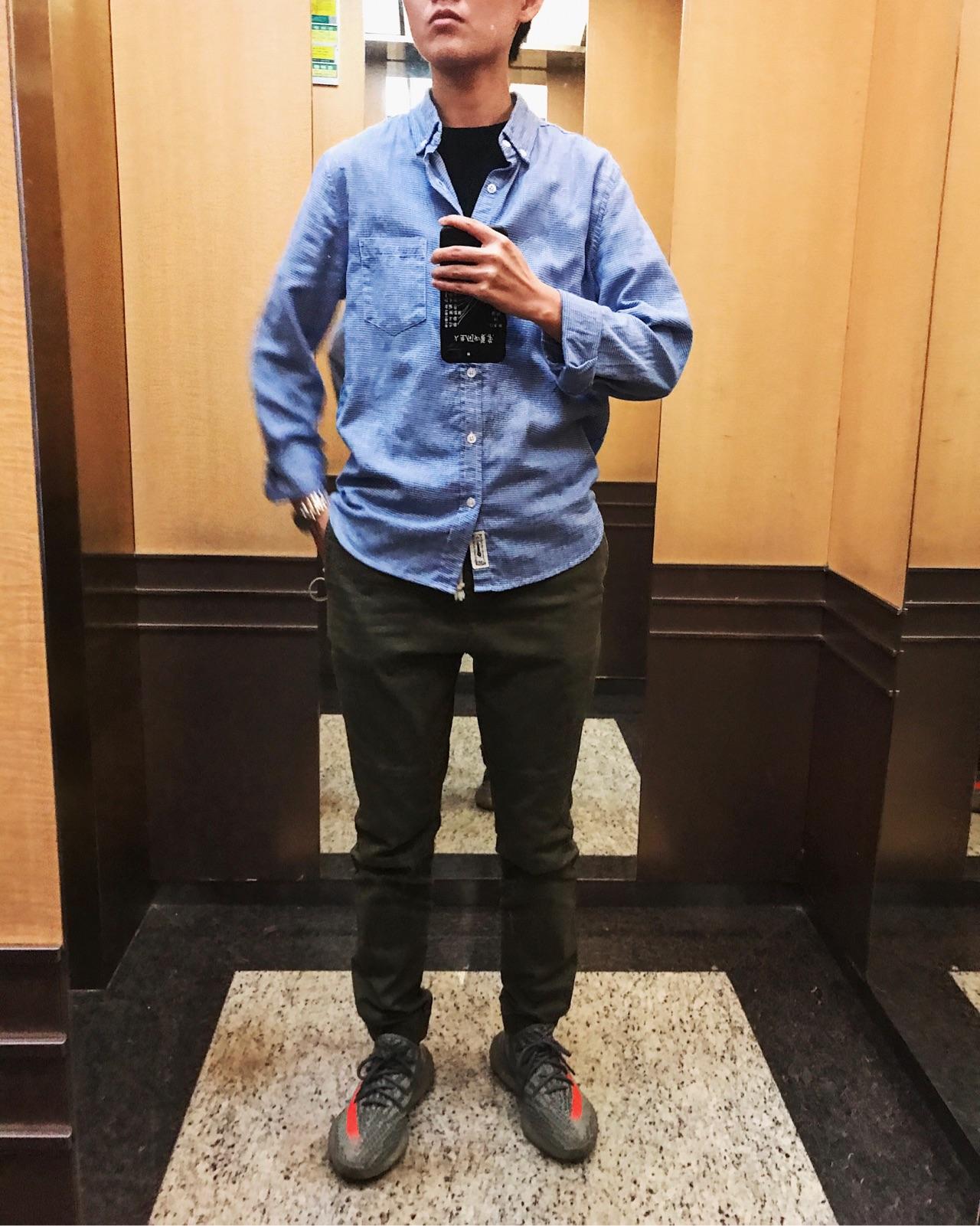 灰色卫衣加军绿色夹克配什么裤子我165男穿的是nikeairmax97银子弹穿