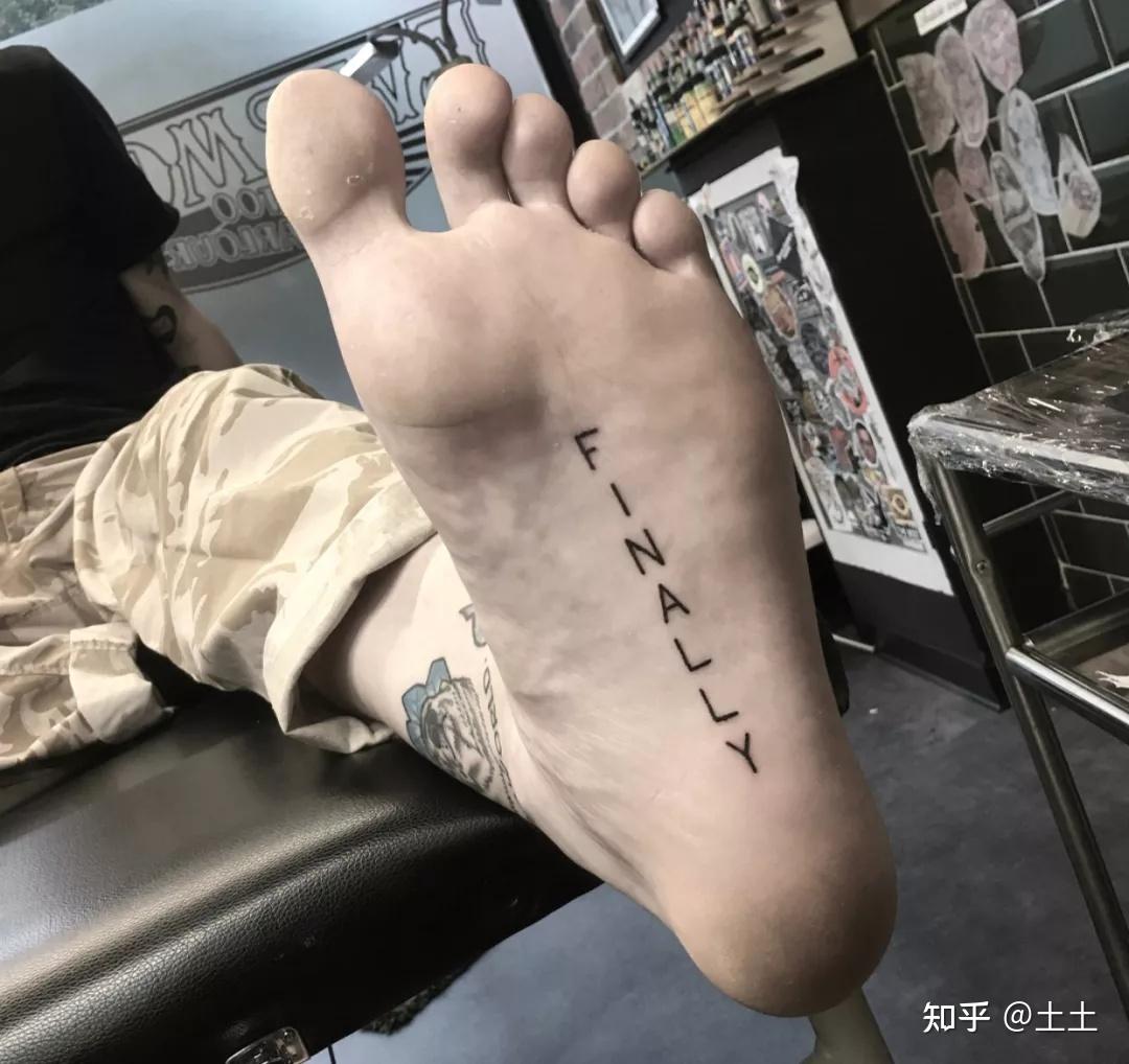 有没有脚底纹身的图?