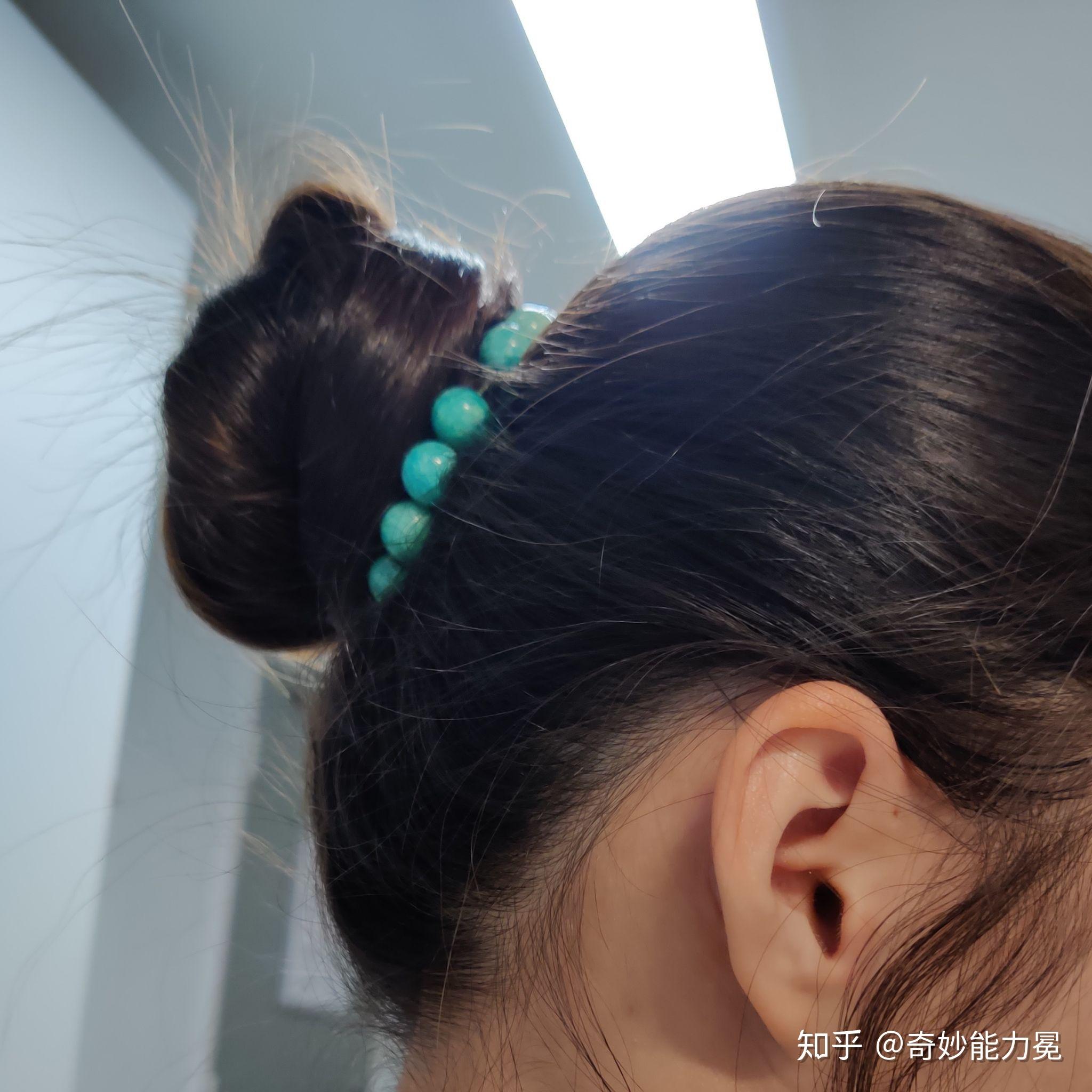 耳朵上隔壁有个小洞,是天生就会这样的,那个小洞有时还会流水出来