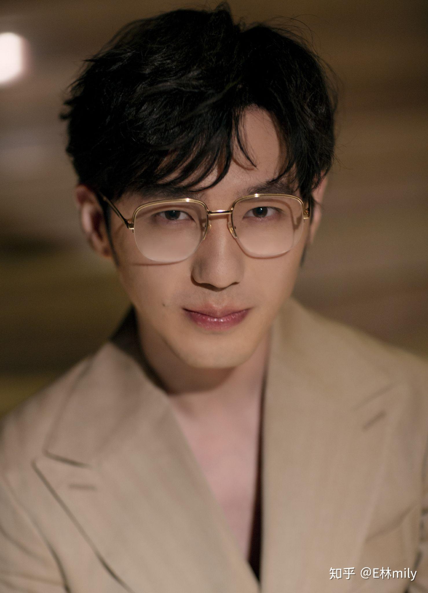 能发一些戴眼镜的帅哥斯文败类照片给我吗真的好喜欢啊