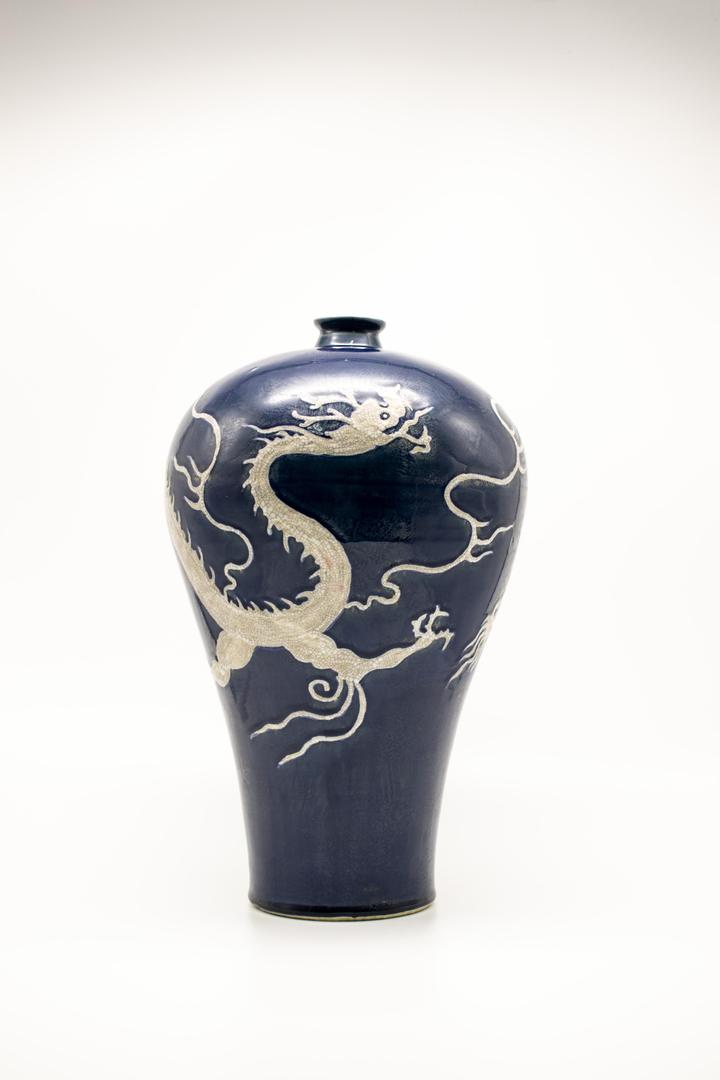 中国美術 瑠璃釉 纏白龍紋 梅瓶 内府 款 時代物(K-XA831) 中国美術 瑠璃釉 纏白龍紋 梅瓶 内府 款 時代物(K-XA831)