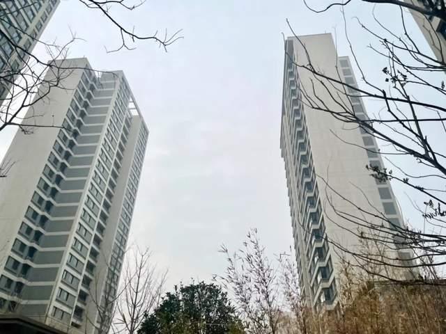 晴天霹雳!南京争议楼盘延期交付!业主急了 - 知乎