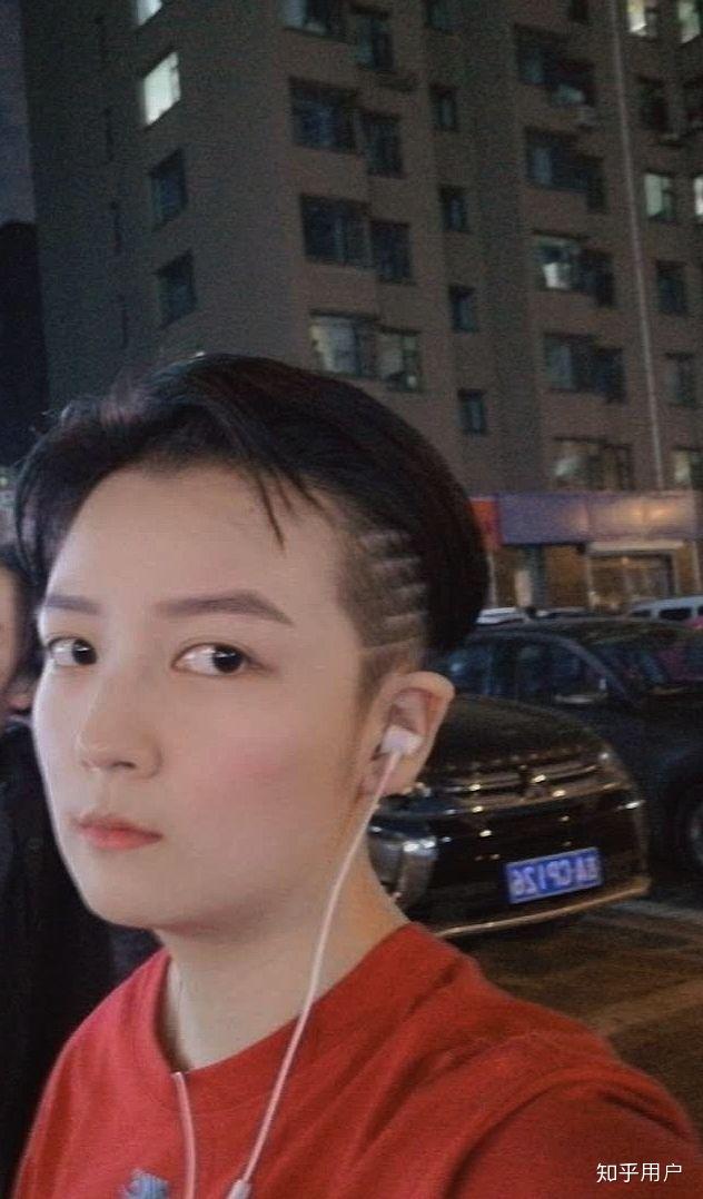 女生长得帅气逼人是什么体验? 