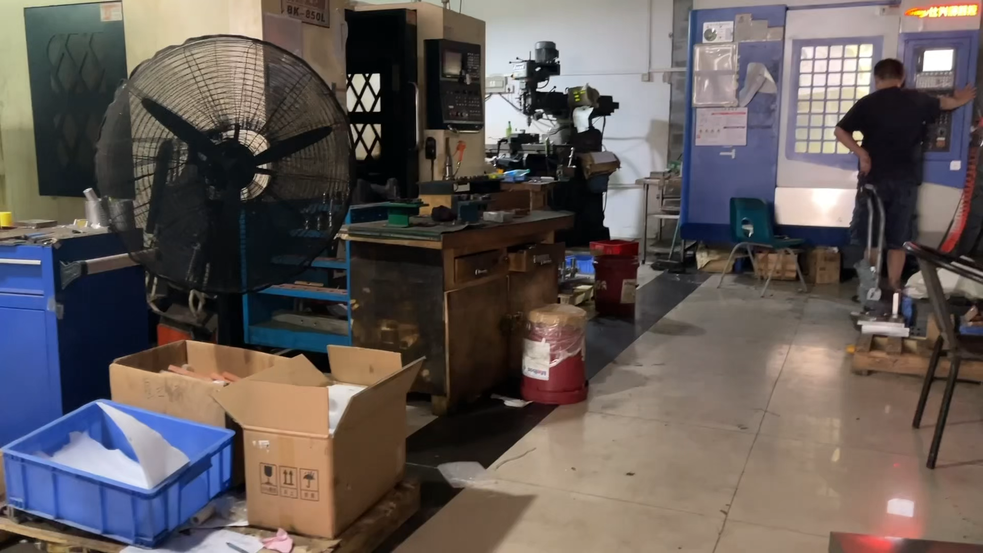 在工厂拧螺丝也挺不错的,没事儿了可以看看电影