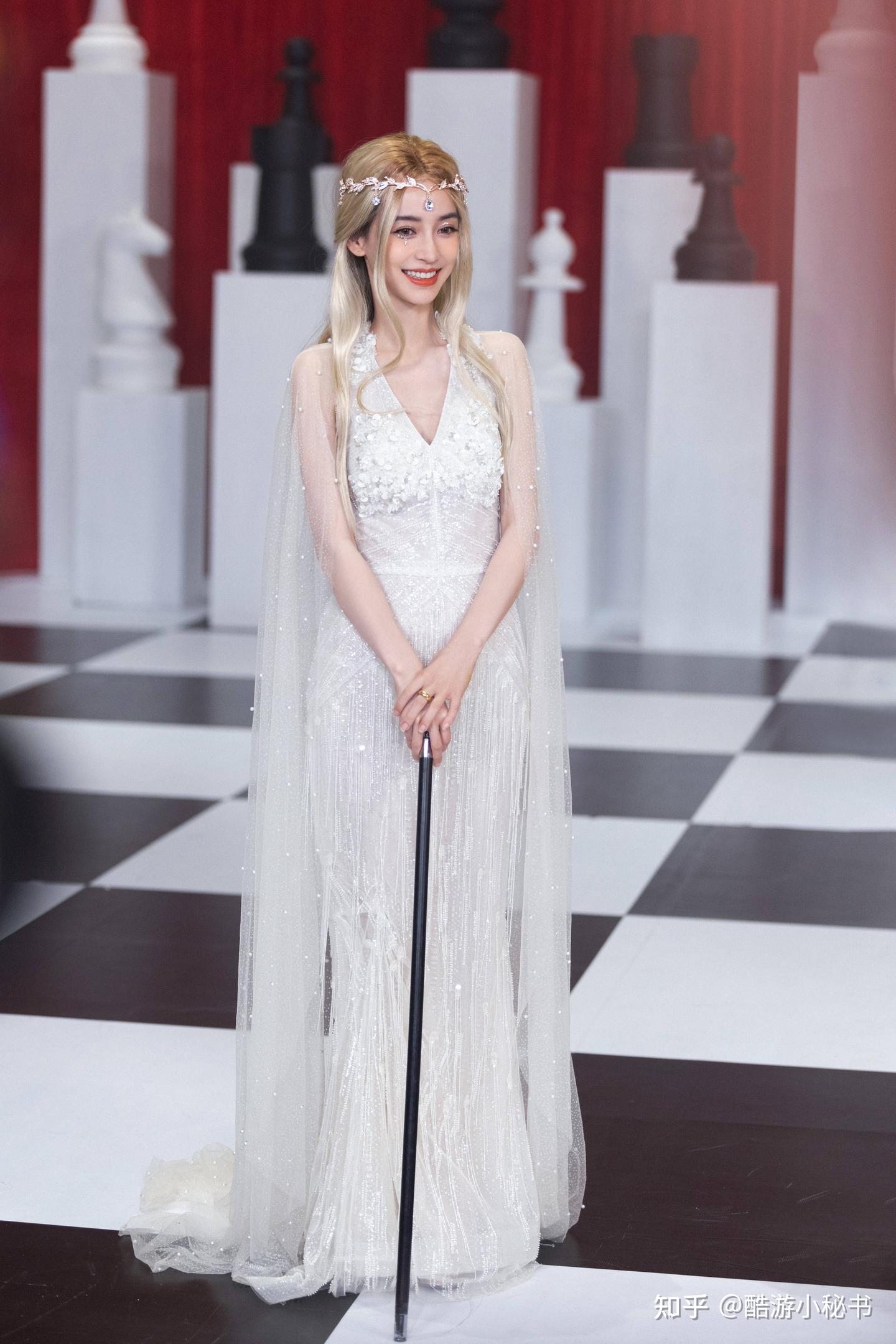 杨颖cos精灵女王 头戴王冠金发长裙仙气飘飘 - 知乎