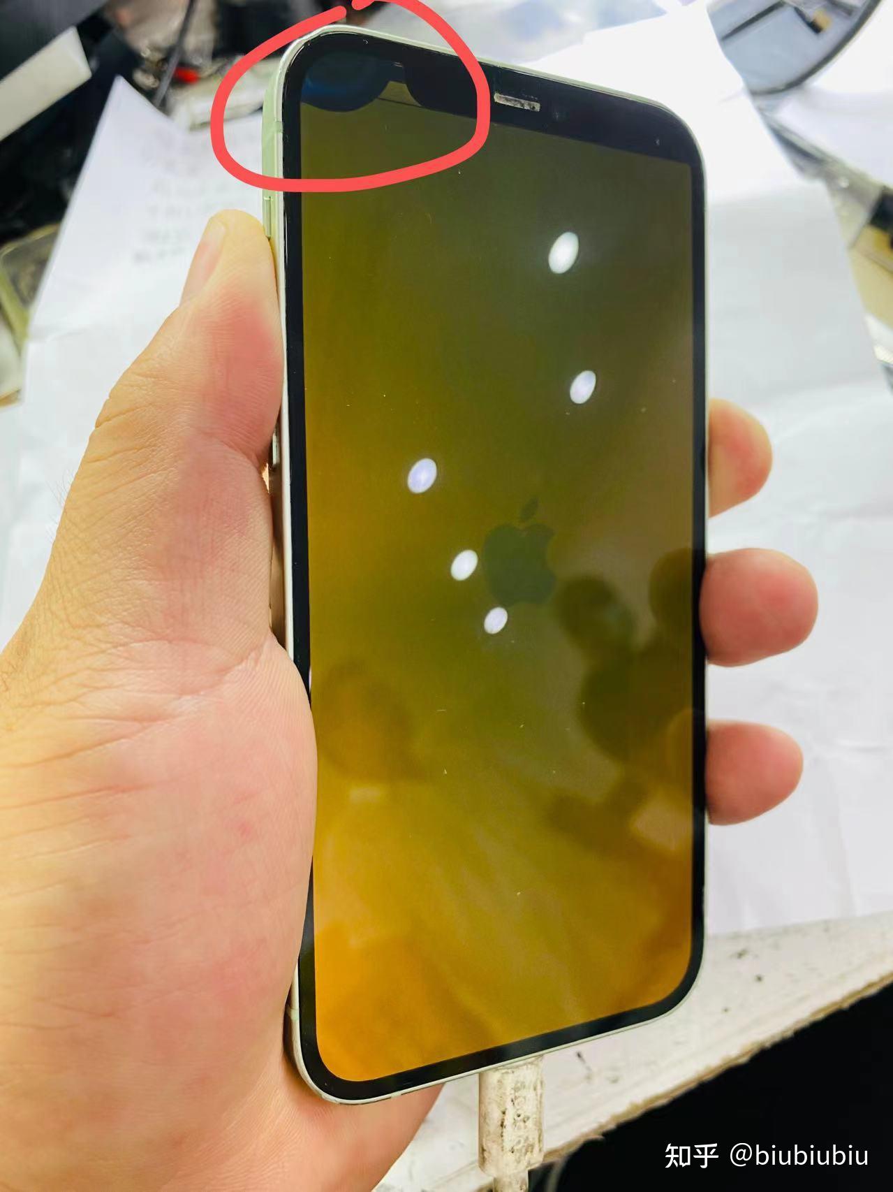 苹果15手机屏幕磕出了一个彩色的点点,是漏液吗,会扩大吗?熄屏以后就没了,只有亮的时候会有? - 知乎