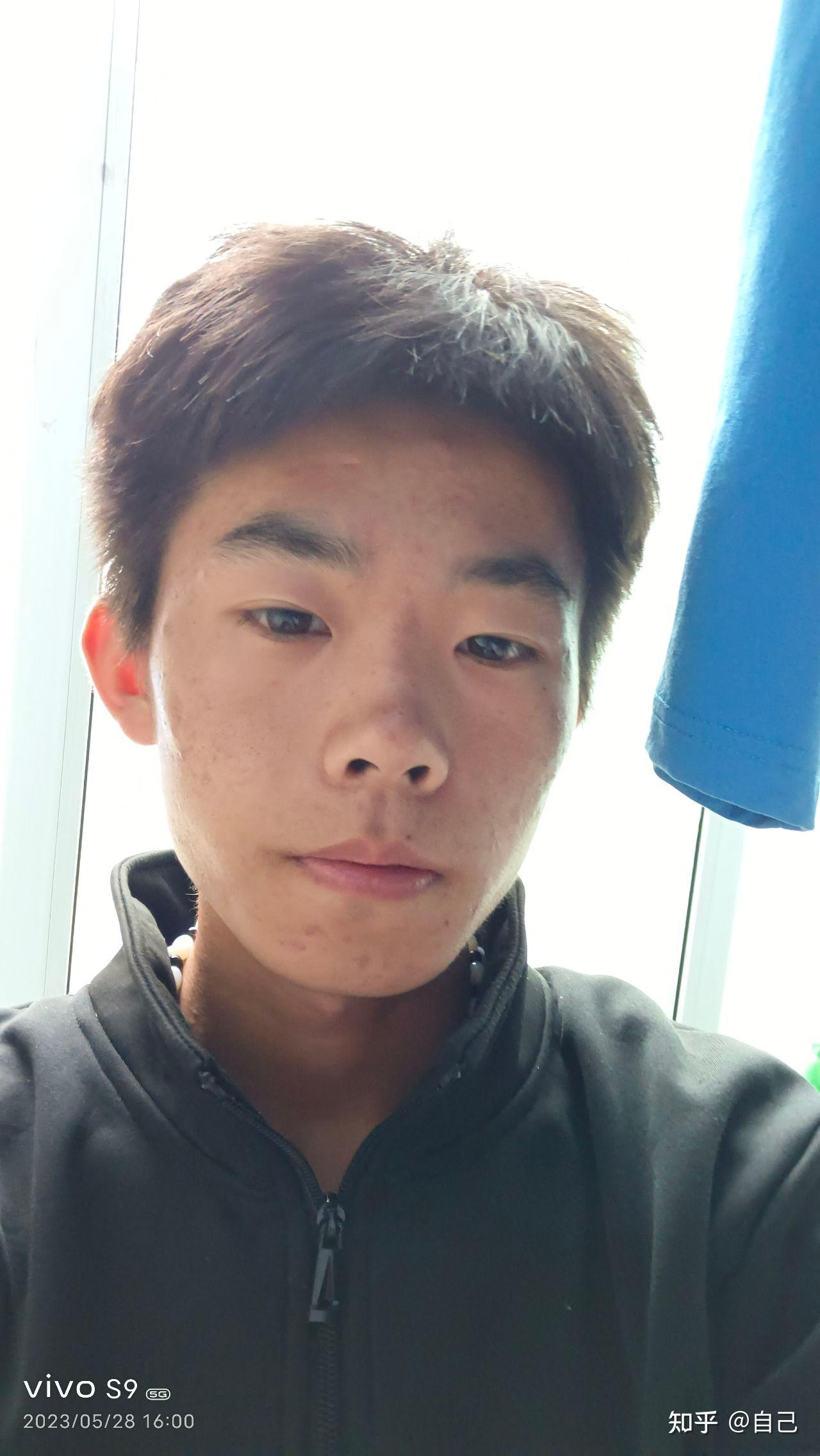 有没有长得丑的男生照片分享一下.我想知道什么样算丑 ?