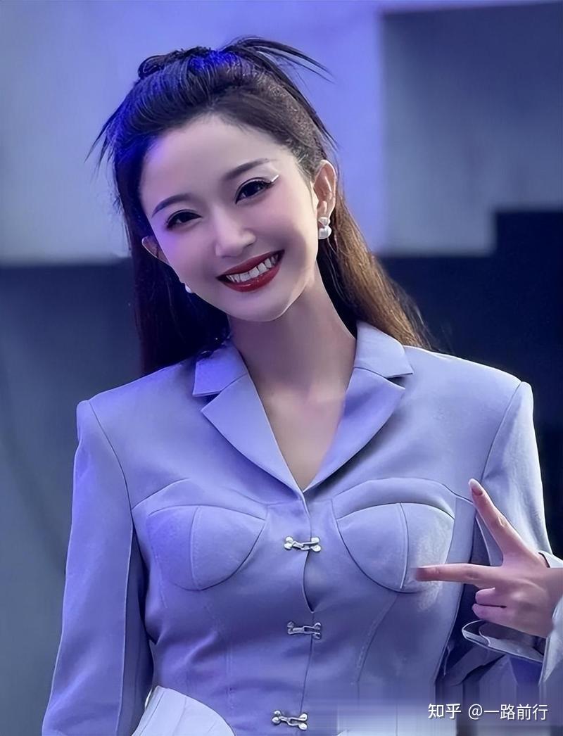 央视“三朵金花”全未婚!37岁龙洋择偶标准吓坏撒贝宁,39岁刘心悦活成自己想要的样子 - 知乎