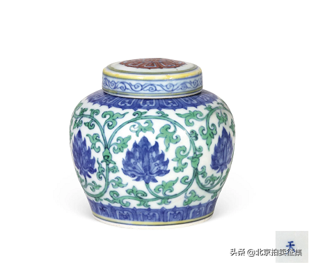 中国景徳鎮。大明成化底款，年代不明(清晚期 缠蓮枝双喜撇口瓶？ ) 。緣起物。 大明成化斗彩瓷器特征(附图录描述) 真品拍卖价格收录- 知乎