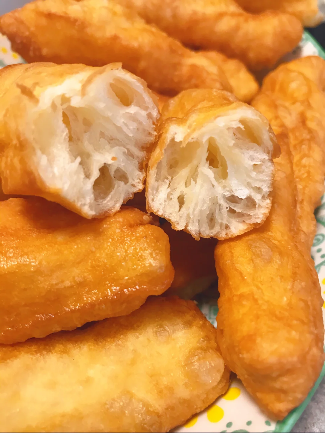 国宴小油条的正宗做法,不用泡打粉蓬松酥脆,超香