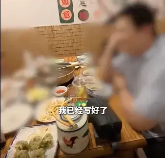 游客嫌潮汕火锅太淡欲写 5000 字差评，店家称已吃七成无奈免单，消费者诉求合理吗？店家应该负责吗？