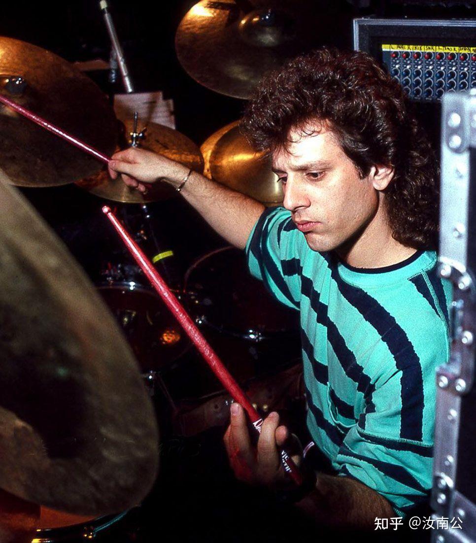 有哪些帅鼓手我所知道的有霓虹花园的赵阳还有mandarin乐队的安雨