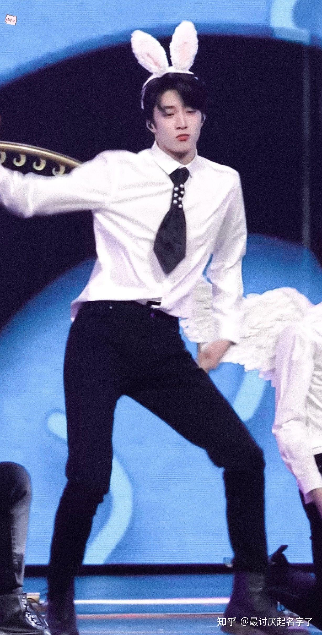 十八楼的集美们,有没有刘耀文兔子警官的全身照哇? - 知乎