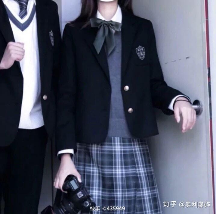 有没有那种男生穿西装的情侣头像? - 知乎