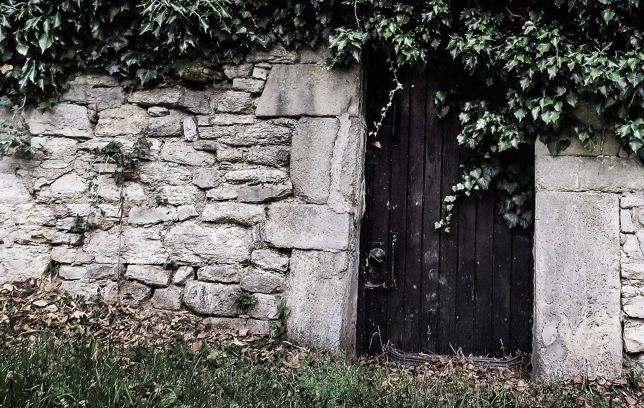 3. 轻微撬动边缘