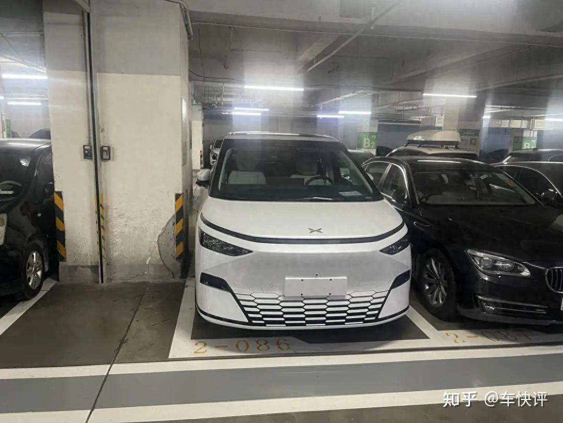 越造越大越来越重的新能源车,是车位和道路都不能承受之重