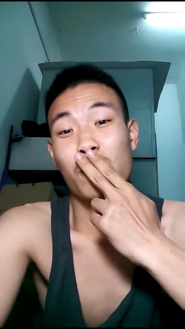 emmm本人性别男性取向也素男洗翻比我大一个年级的男生却不认识我该