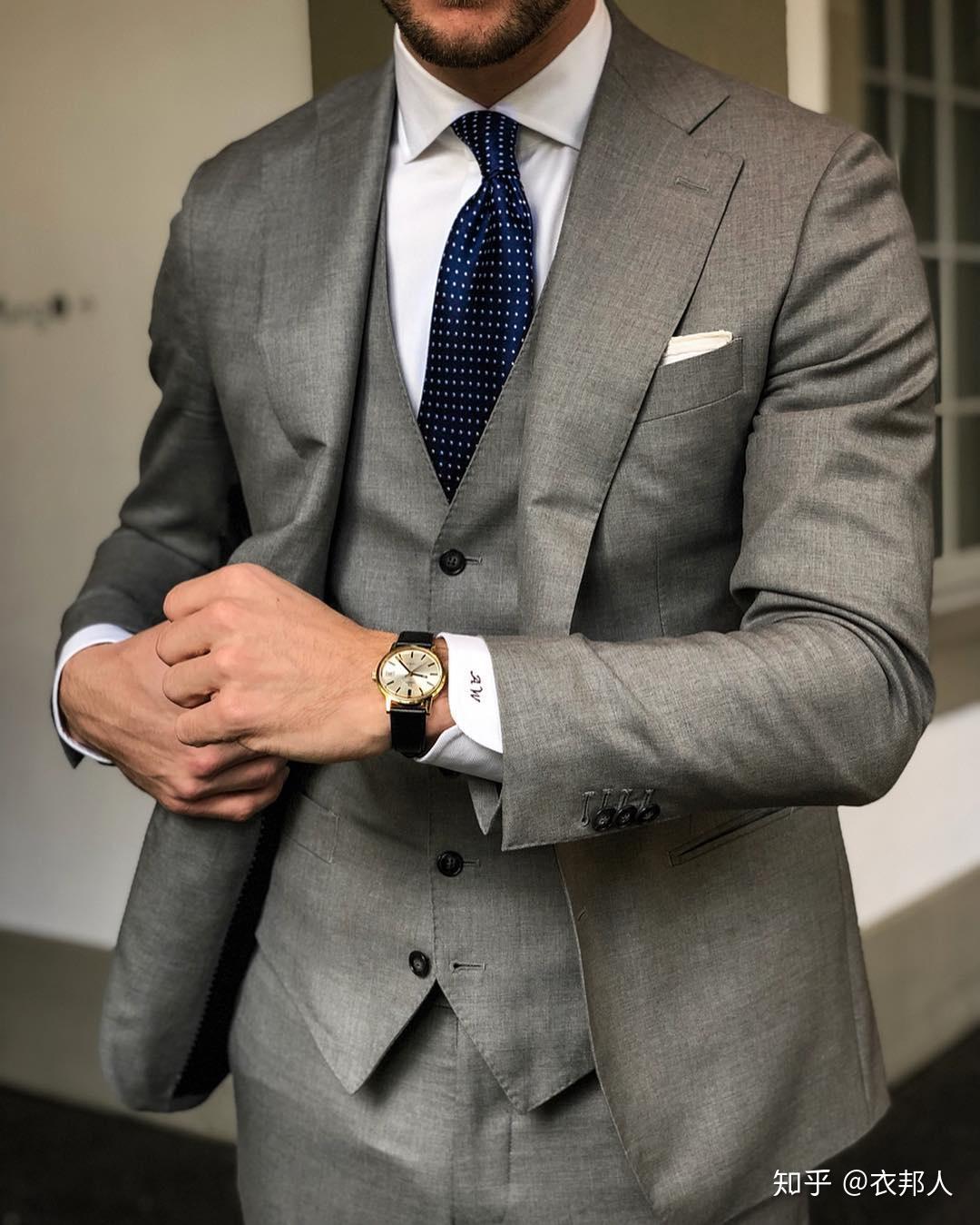 为什么西装袖子袖口处要缝一排钮扣呢?有什么作用吗? - 知乎