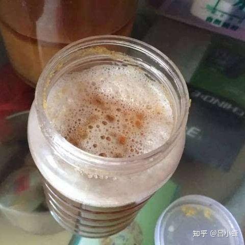 蜂蜜上面飘着一层白色(蜂蜜上漂浮着一层白色)