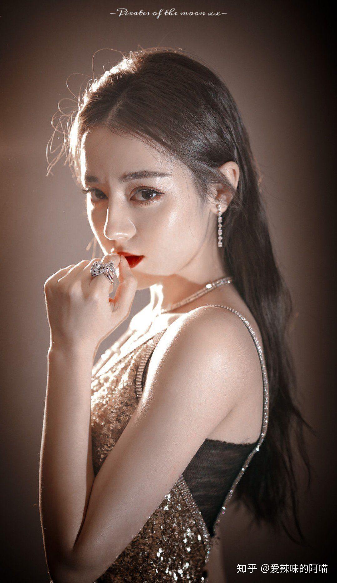 大家有存的让你觉得惊艳的女明星礼服图吗