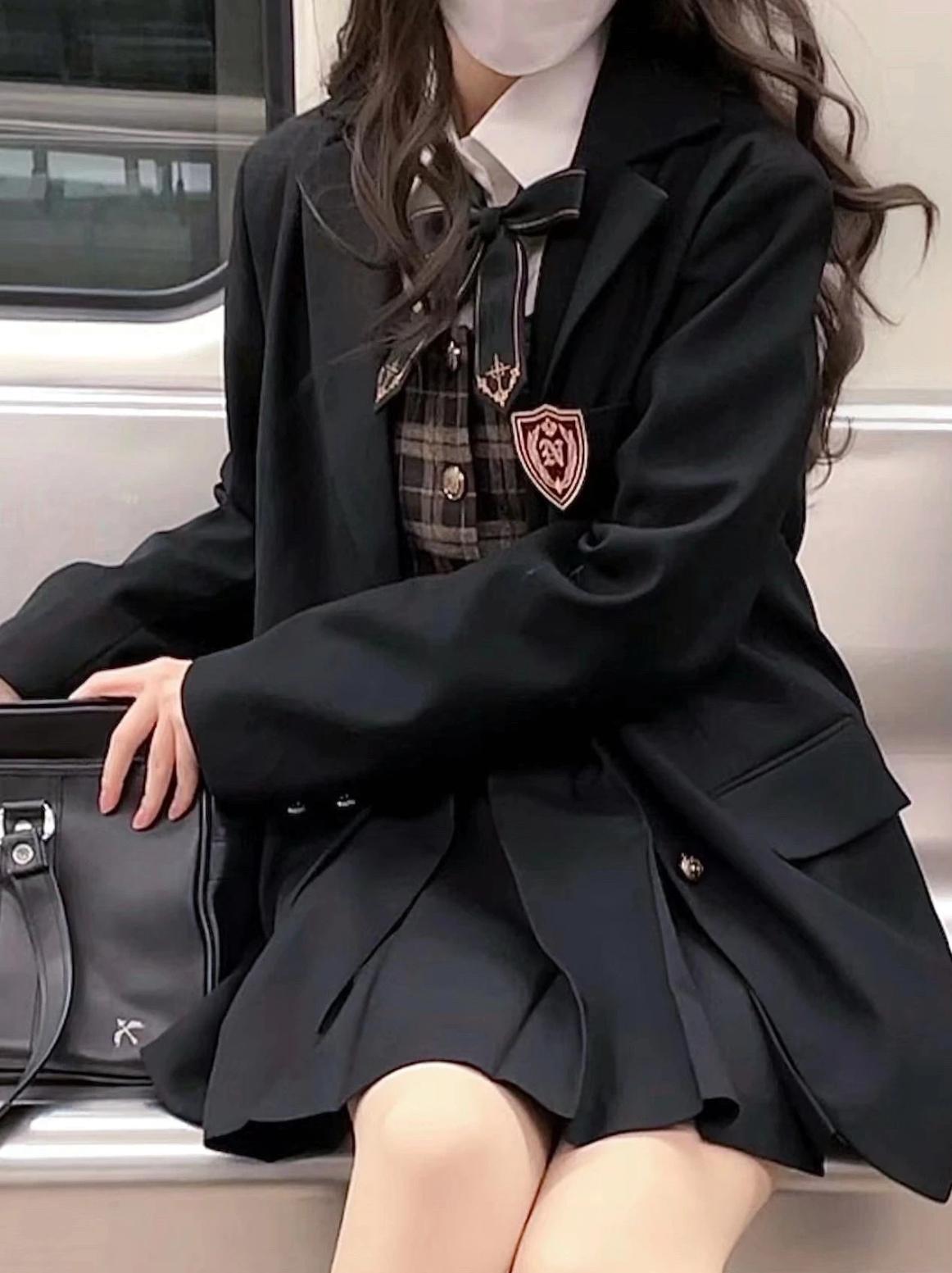 黑色的 jk 制服适合搭配哪些长筒袜?