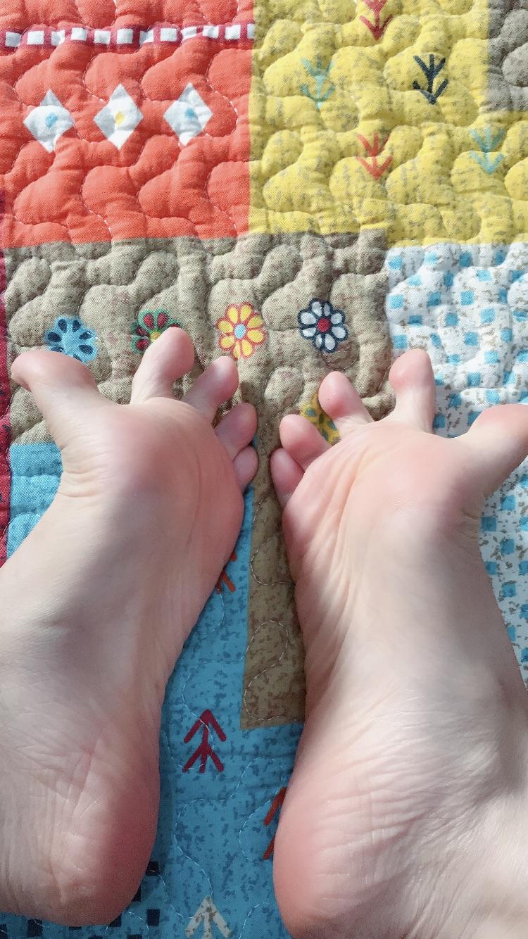 为什么我双脚的脚趾无法单独活动,也不能左右分开,看别人脚趾会灵活做