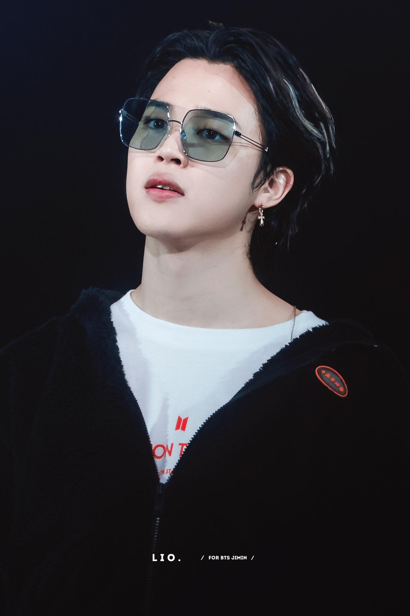 请问有朴智旻近期黑发白发挑染的图吗