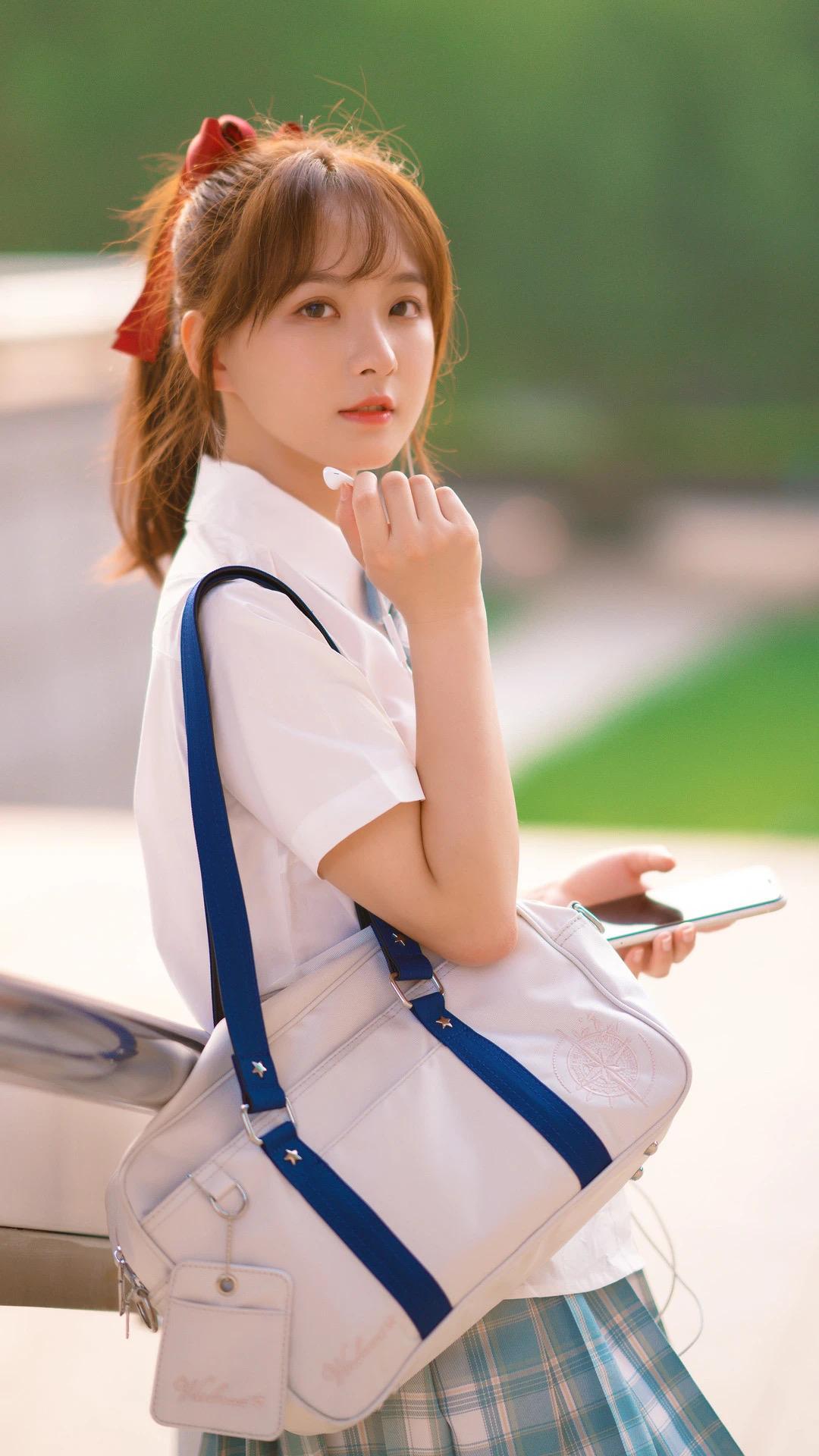 有没有类似这种清秀女孩的壁纸