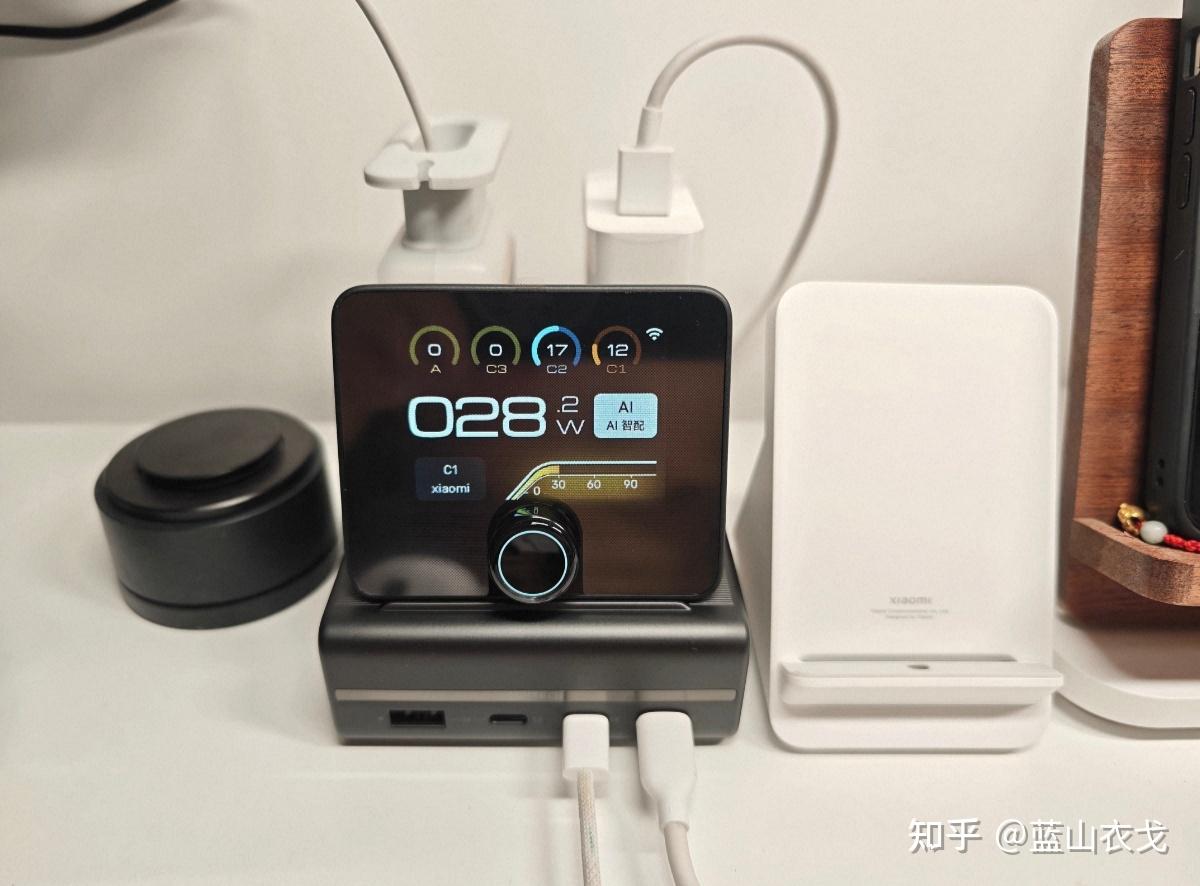 多设备党桌面充电有哪些不踩坑的实用好物?本来只是想换个不挤的多口桌面充电站,没想到入手酷态科10号电能基站后才知道桌充还能这么玩!