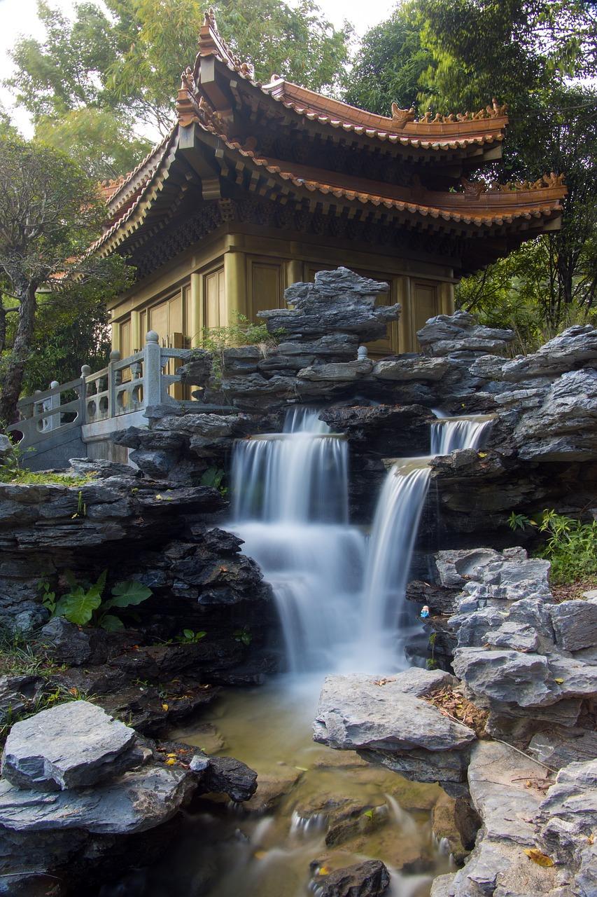 湖光山色映晴空