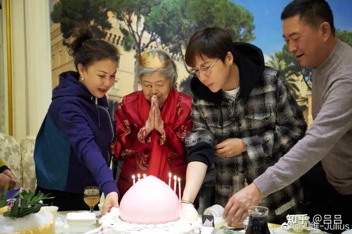 36岁的歌手刘维,因发文户口本只剩自己一个人,登上热搜! - 知乎