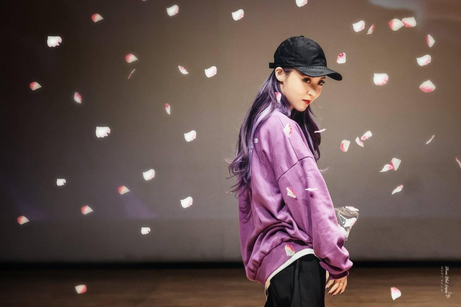 说实话如果你不认识文星伊单看图片是不是像个文静的小姐姐