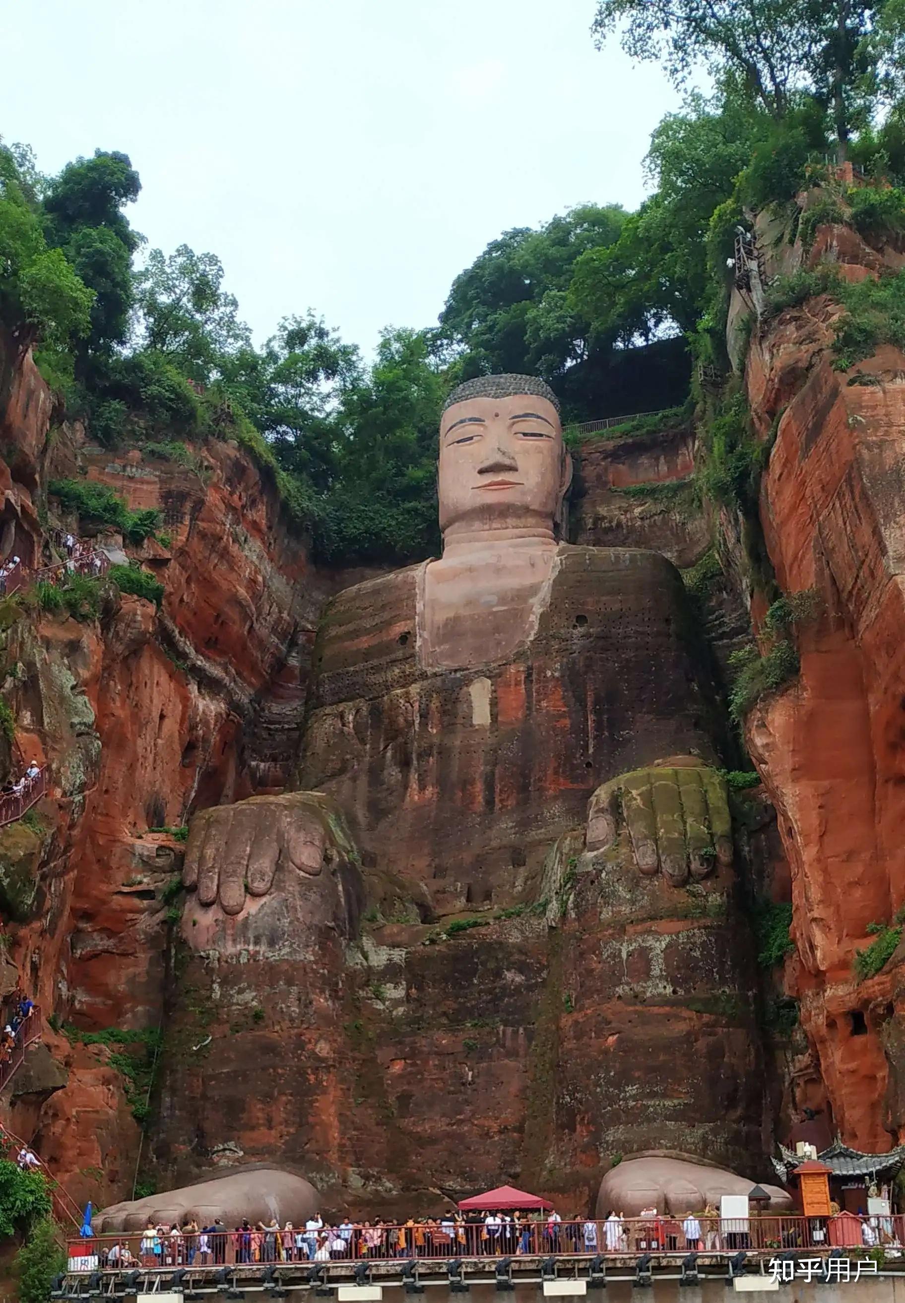 男子翻越围栏爬上乐山大佛头顶小便,景区「警方正为其做精神鉴定」