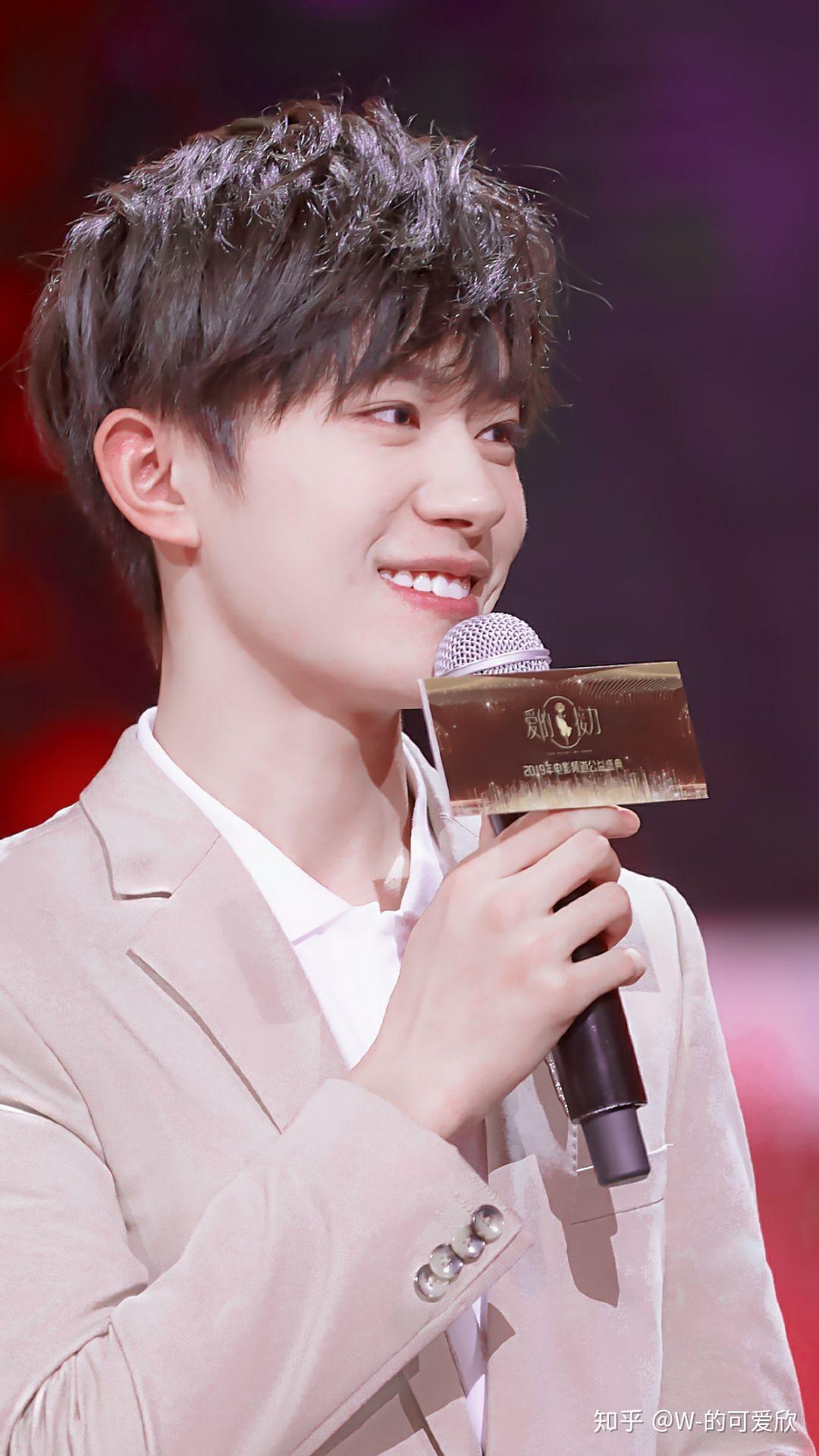 有没有易烊千玺的超甜梨涡照?