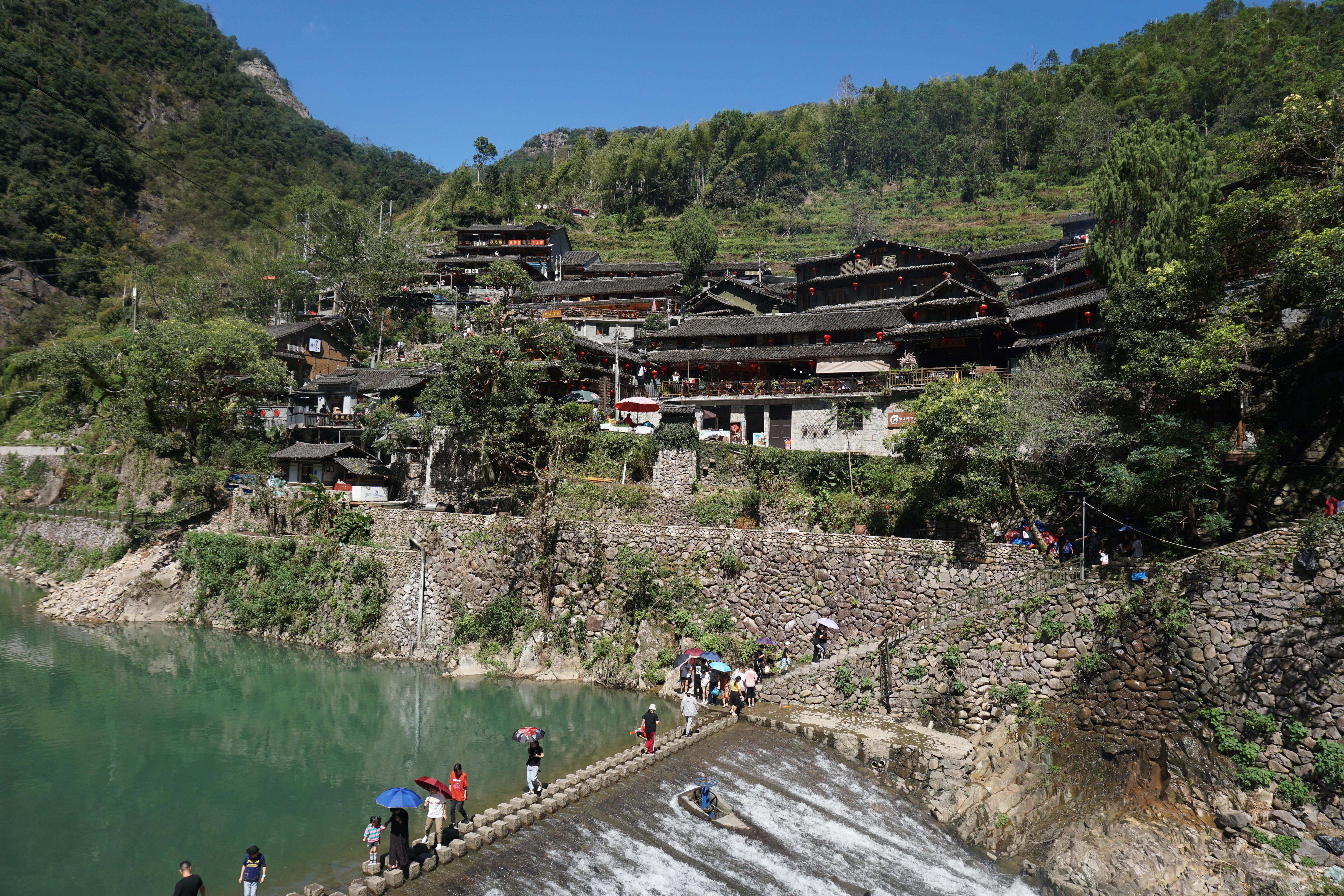 岭上人家位于浙江省温州市永嘉县岭上古村,是一座半山田园古村落.
