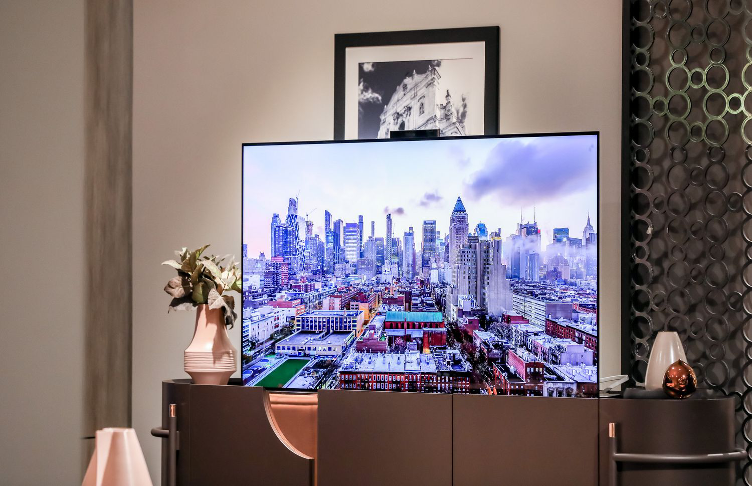 如何评价 2020 年 4 月 8 日发布的华为智慧屏 x65?有哪些亮点和不足?