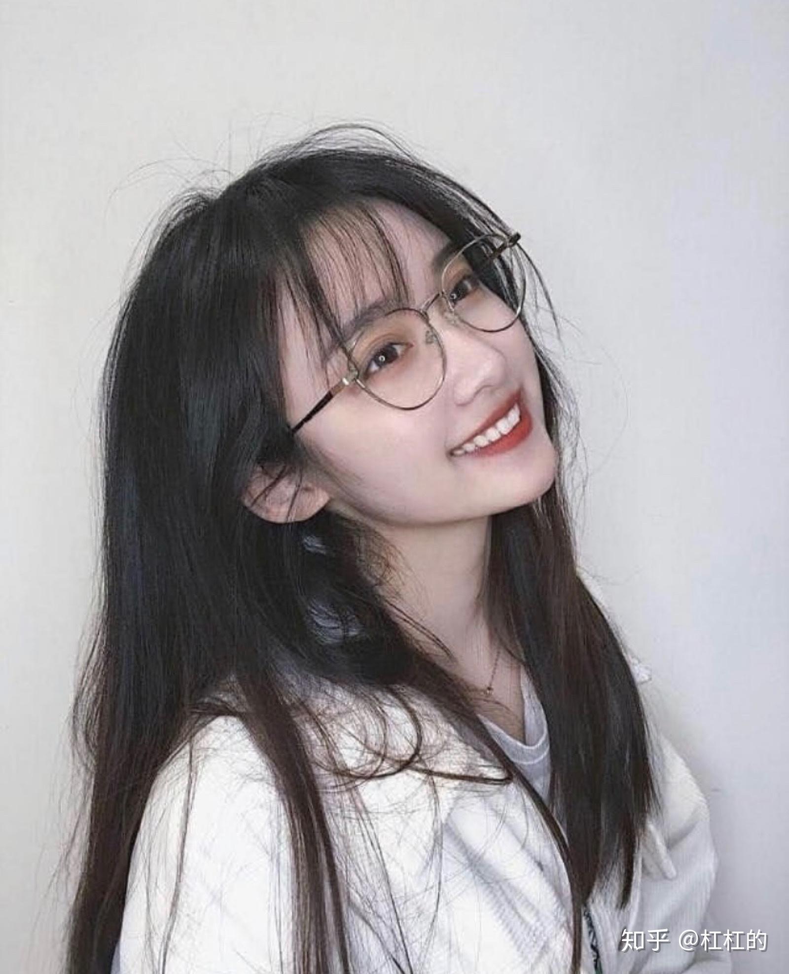 有没有戴眼镜小姐姐的手机壁纸