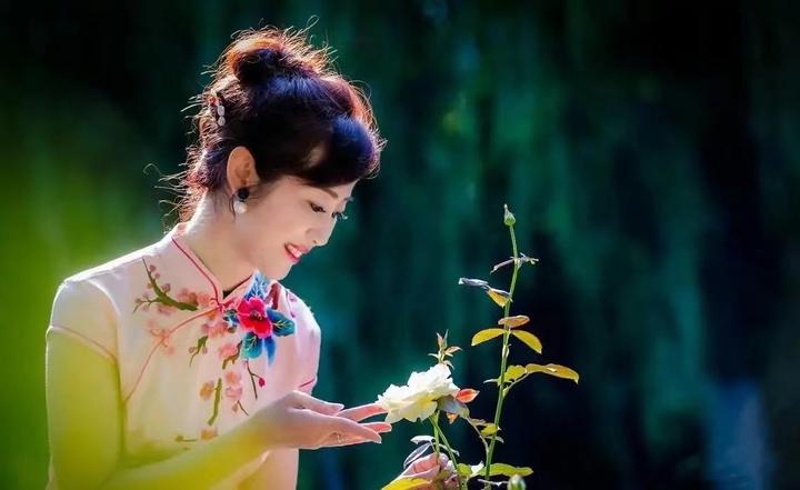中年女性拍花海人像有技巧 学会7个要点 花海人像优雅有韵味 知乎