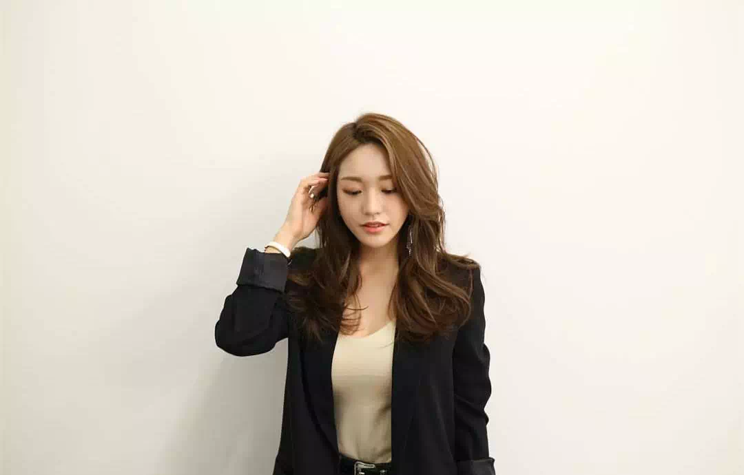 如何让高中理科女教师的发型变得时尚且好看