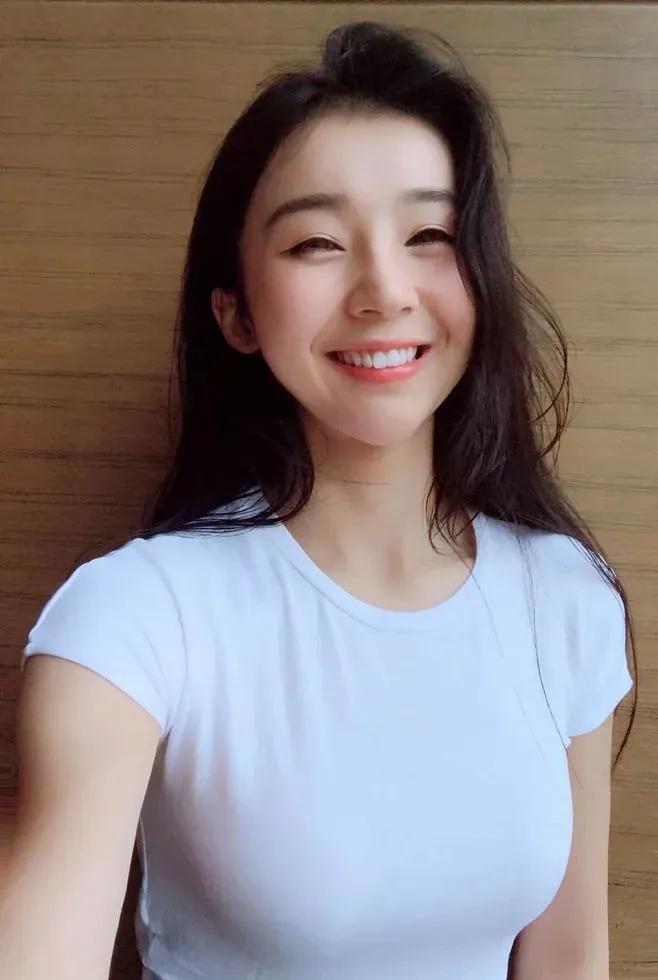 此前就有网友曝光了,张曼源跟街球手曹芳两个人直播pk的视频录像,他们