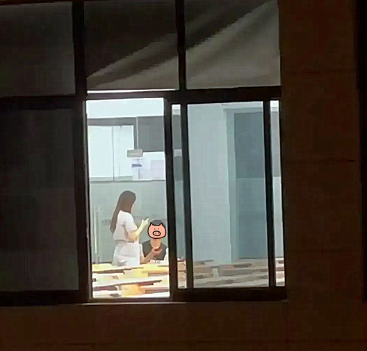 男女学生在教室内做大尺度不雅之事,被俩女生偷录,一学院上热搜